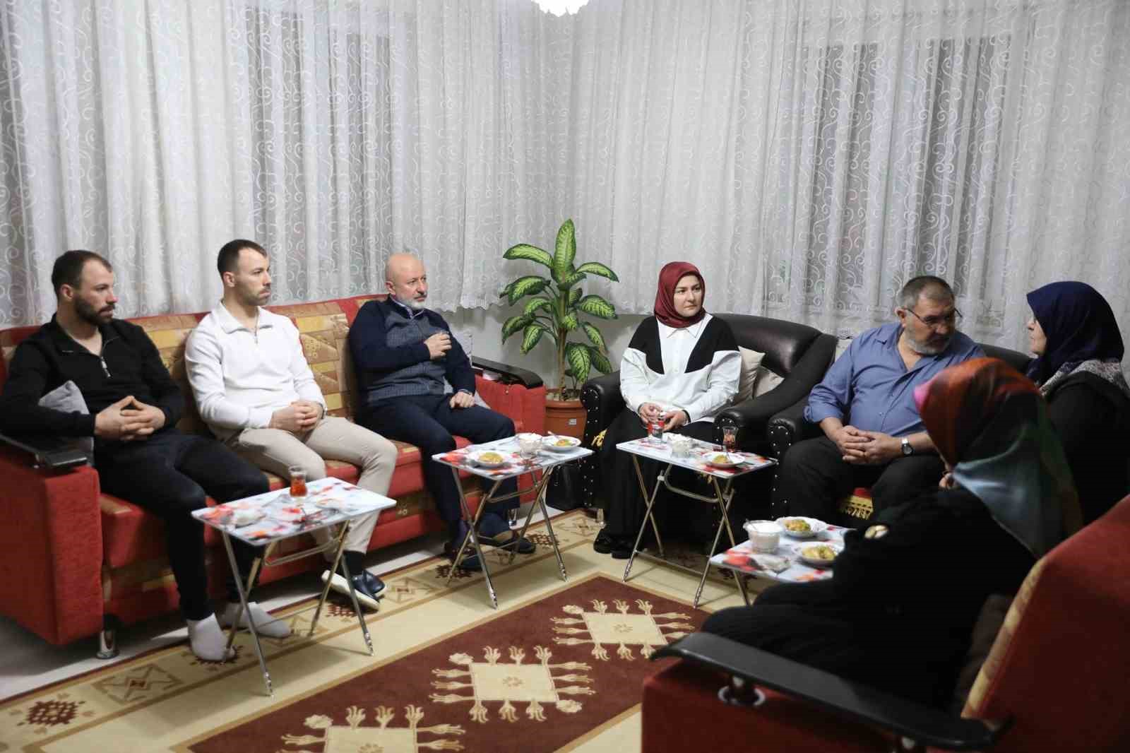 Başkan Çolakbayrakdar: "Aziz şehitlerimiz asla unutulmayacak, emanetleri başımızın tacıdır"
Başkan Çolakbayrakdar: "Aziz şehitlerimiz asla unutulmayacak, emanetleri başımızın tacıdır"