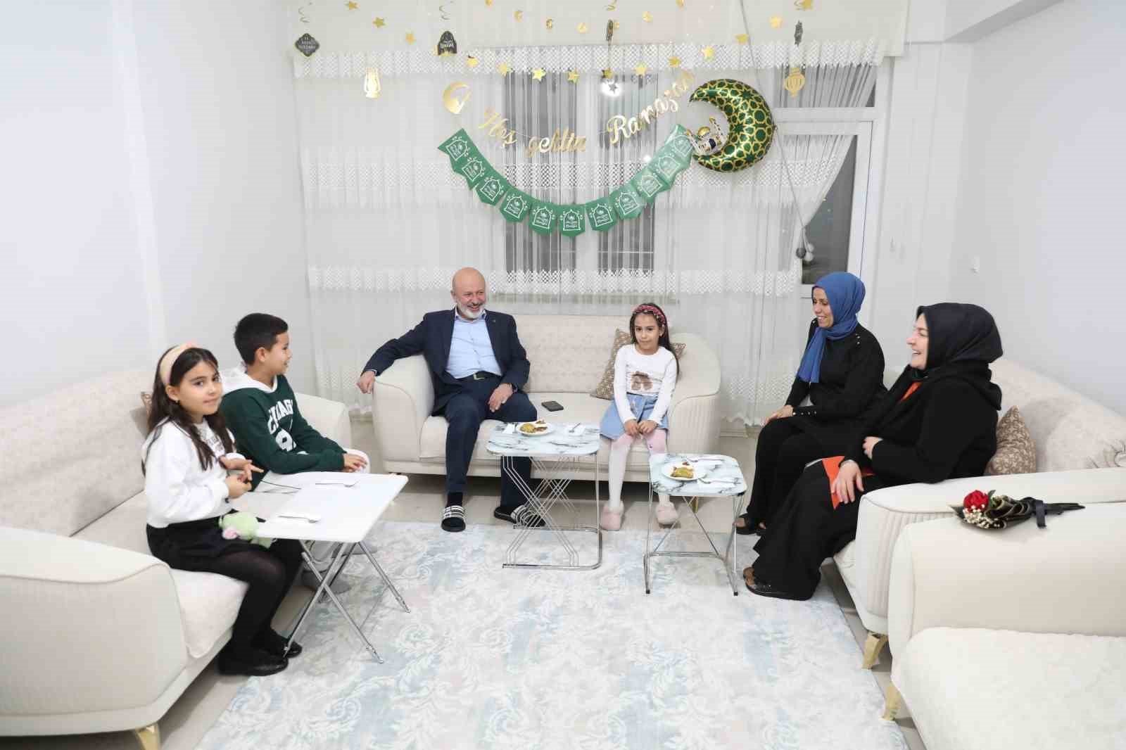 Başkan Çolakbayrakdar: "Büyük bir aile olmanın mutluluğunu iftar sofralarında yaşıyoruz"
Başkan Çolakbayrakdar: "Büyük bir aile olmanın mutluluğunu iftar sofralarında yaşıyoruz"