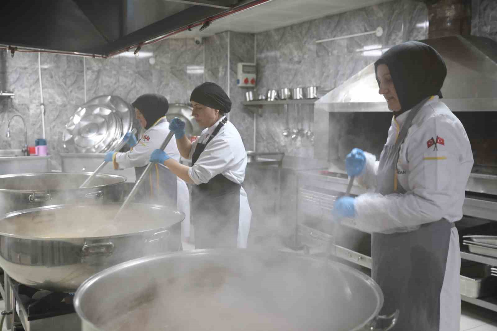 Başkan Çolakbayrakdar: "Büyüklerimizin hayır duası, bizim en büyük gücümüzdür"
