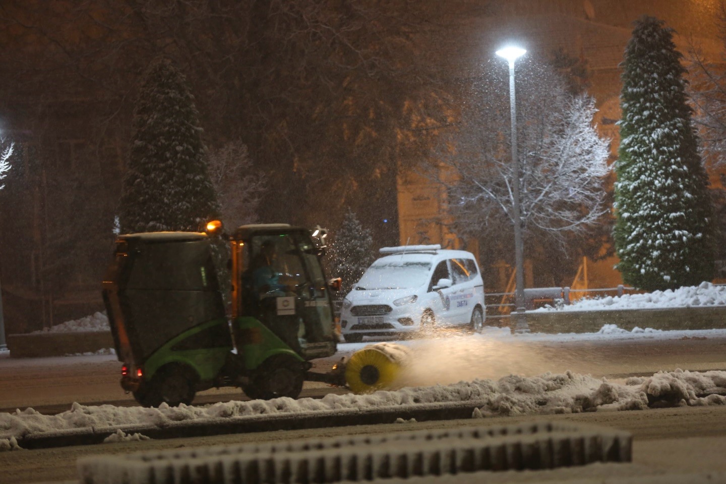 Başkan Çolakbayrakdar: "Gece gündüz demeden merkez ve kırsalda kar temizliği devam ediyor"
