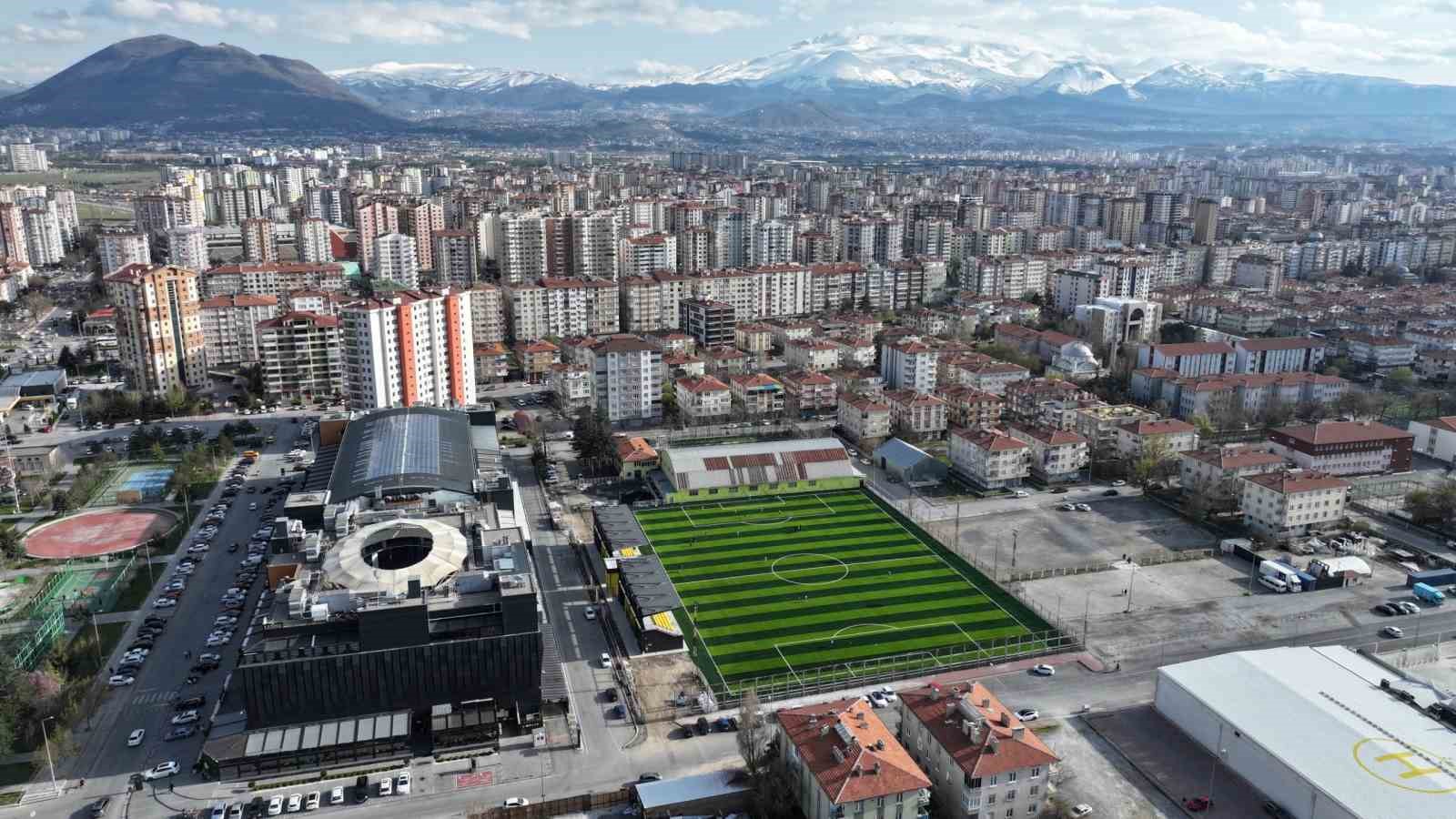 Başkan Çolakbayrakdar: "Her alanda gençlerimizin yanındayız, geleceğin sporcuları bu statta yetişecek
