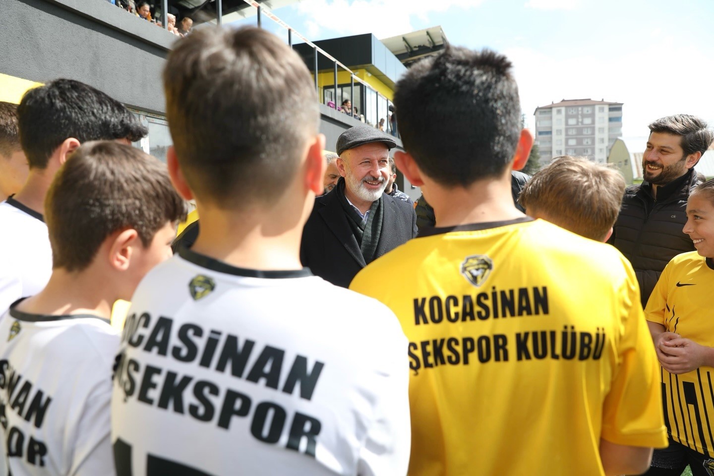 Başkan Çolakbayrakdar: "Her alanda gençlerimizin yanındayız, geleceğin sporcuları bu statta yetişecek
