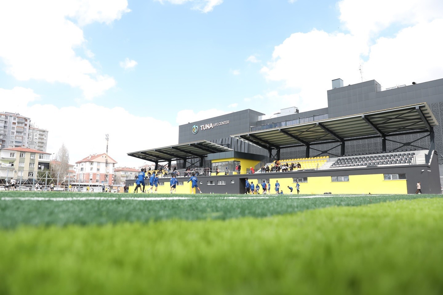 Başkan Çolakbayrakdar: "Her alanda gençlerimizin yanındayız, geleceğin sporcuları bu statta yetişecek
