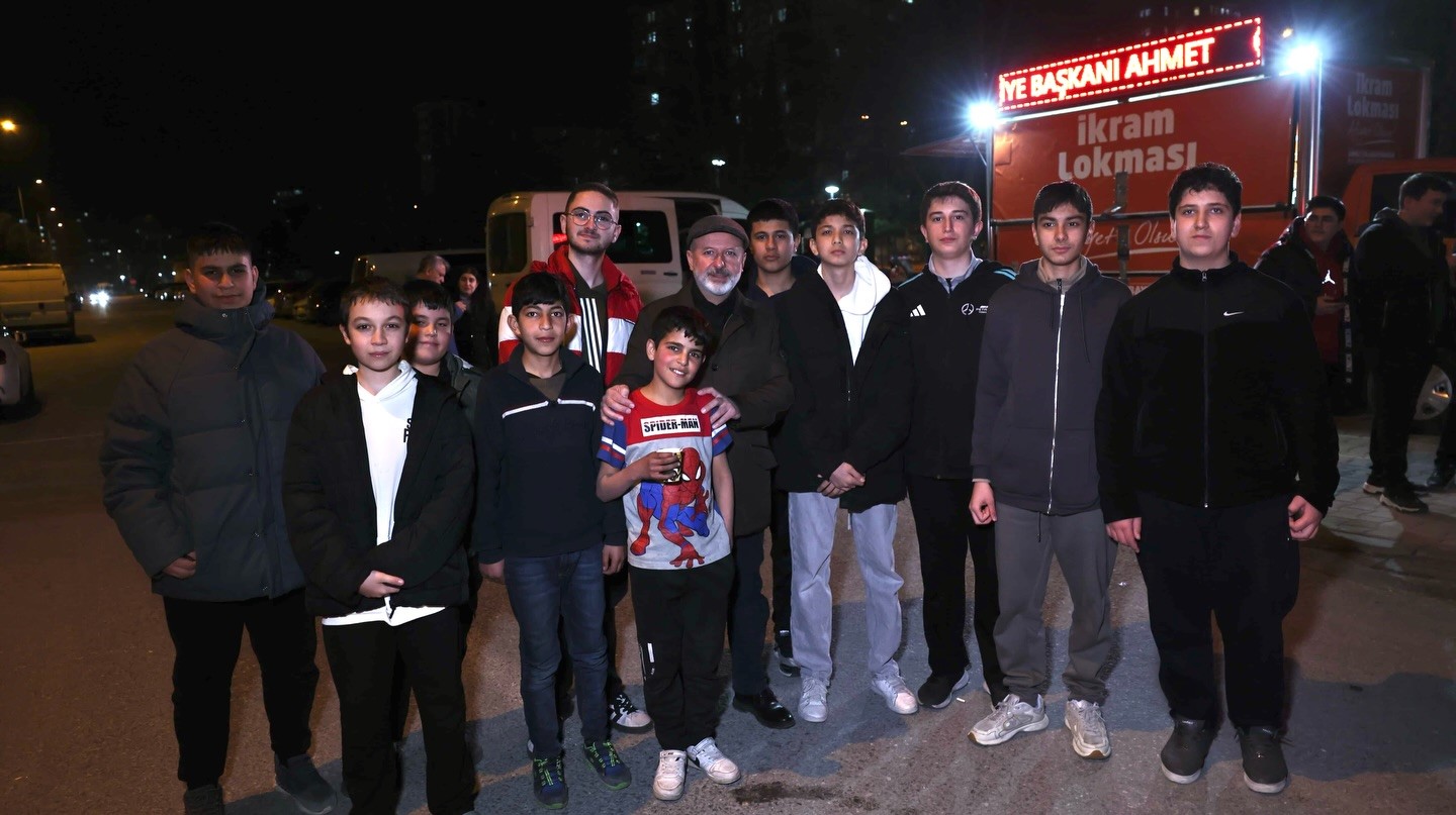 Başkan Çolakbayrakdar her gün bir mahallede
