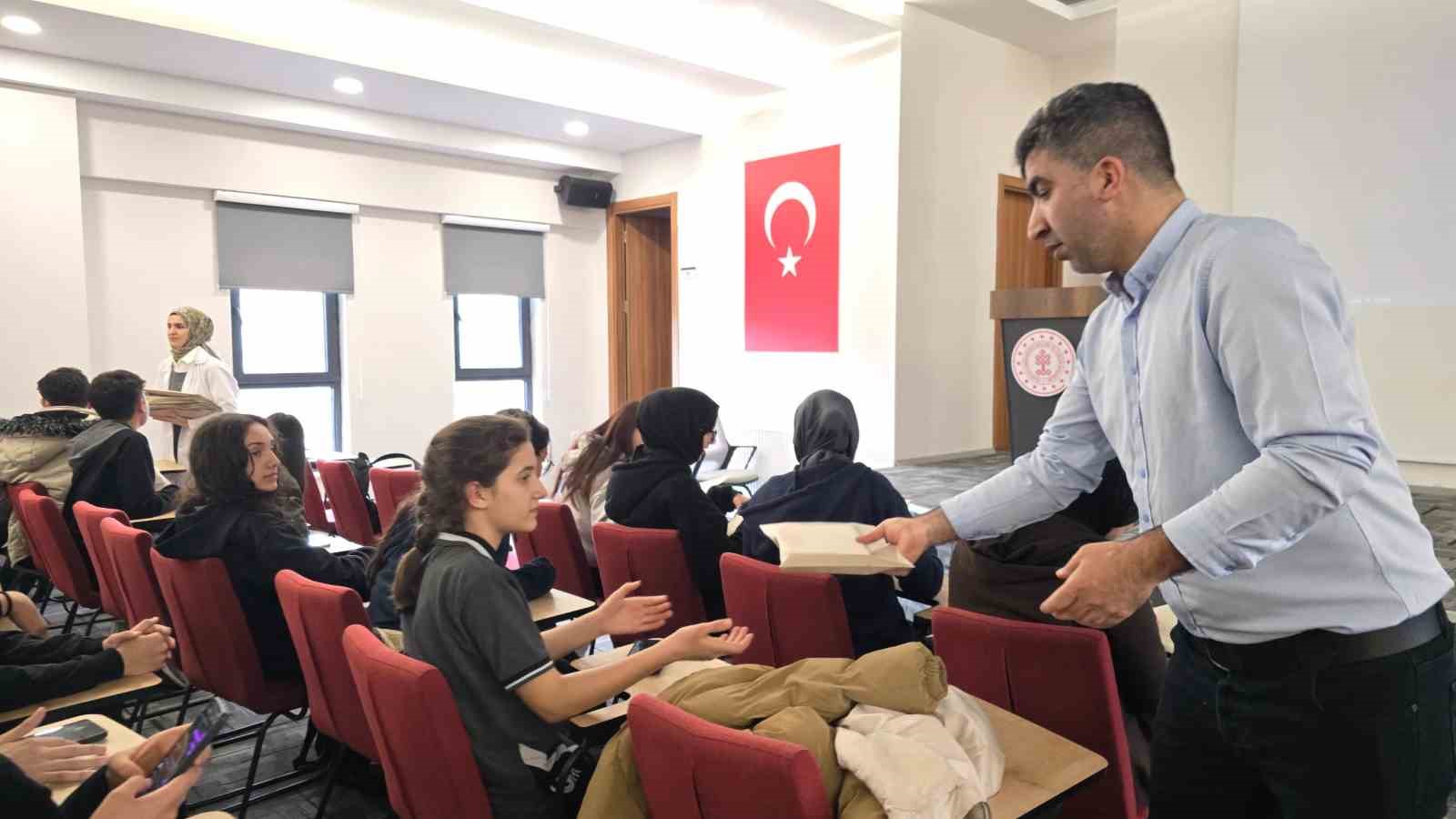 Başkan Çolakbayrakdar: "Hizmetlerimizle okuyan bir nesil yetiştiriyoruz"
