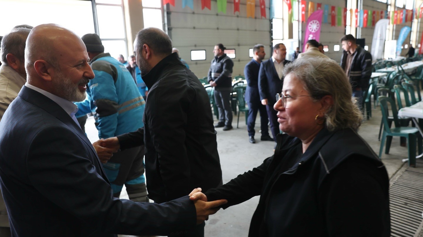 Başkan Çolakbayrakdar: "Huzur iklimi en büyük nimetimiz"
Başkan Çolakbayrakdar: "Huzur iklimi en büyük nimetimiz"