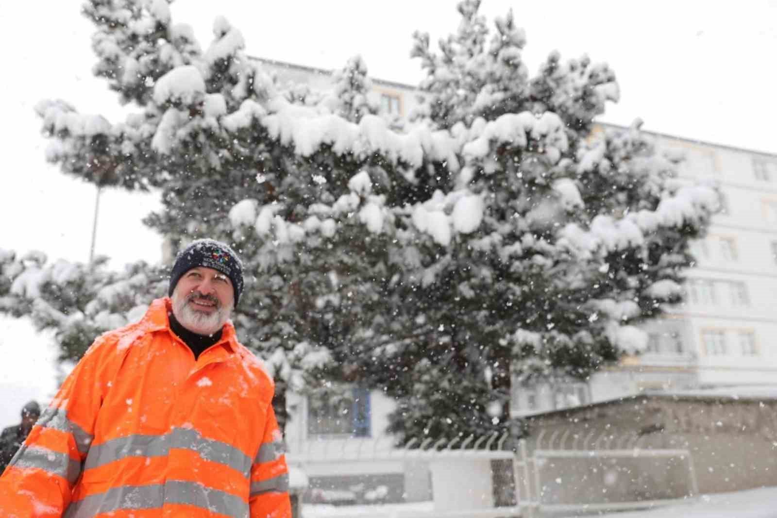 Başkan Çolakbayrakdar: "Kar yağışı ve don tehlikesine karşı 3 vardiya 24 saat çalışıyoruz"
