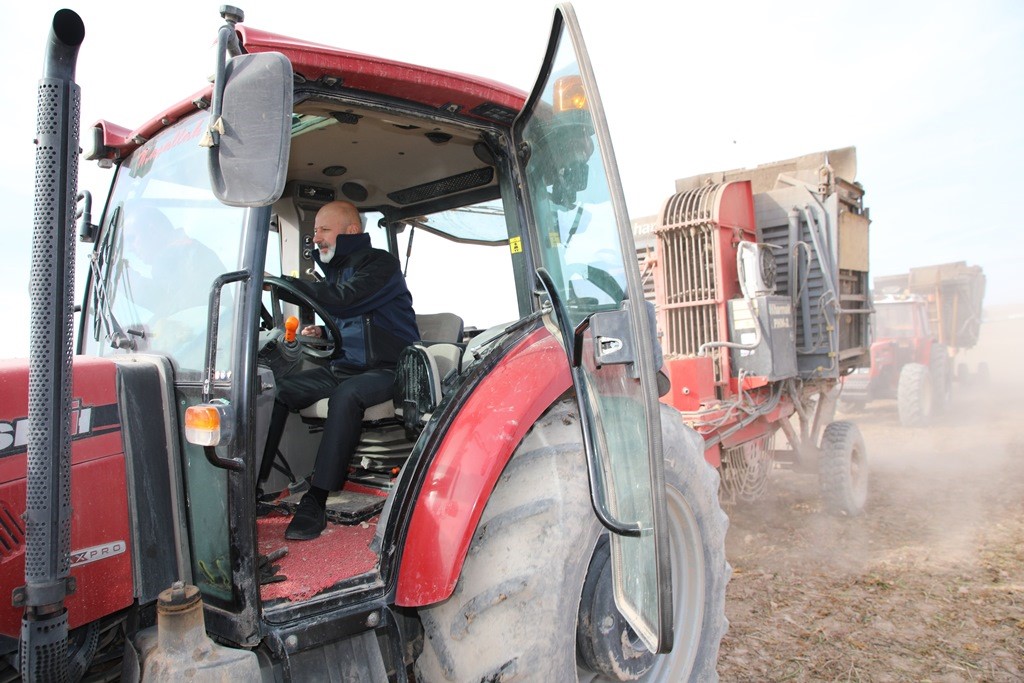 Başkan Çolakbayrakdar: "Kırsal mahallelerimizin köy kimliğini geleceğe taşıyoruz"
Başkan Çolakbayrakdar: "Kırsal mahallelerimizin köy kimliğini geleceğe taşıyoruz"