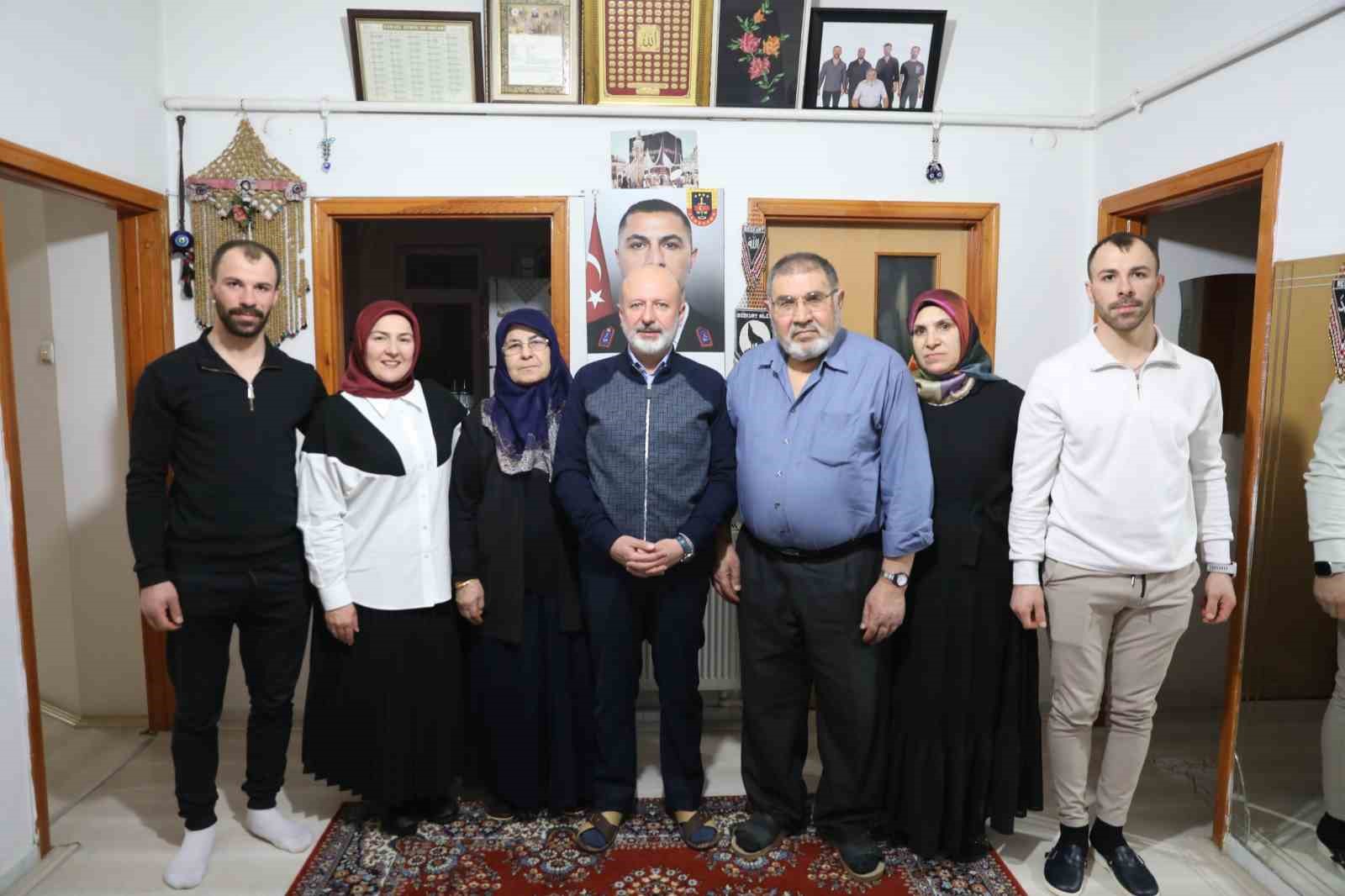 Başkan Çolakbayrakdar: "Ramazan’ın bereketiyle çalınmadık kapı, girilmedik gönül bırakmadık"
Başkan Çolakbayrakdar: "Ramazan’ın bereketiyle çalınmadık kapı, girilmedik gönül bırakmadık"