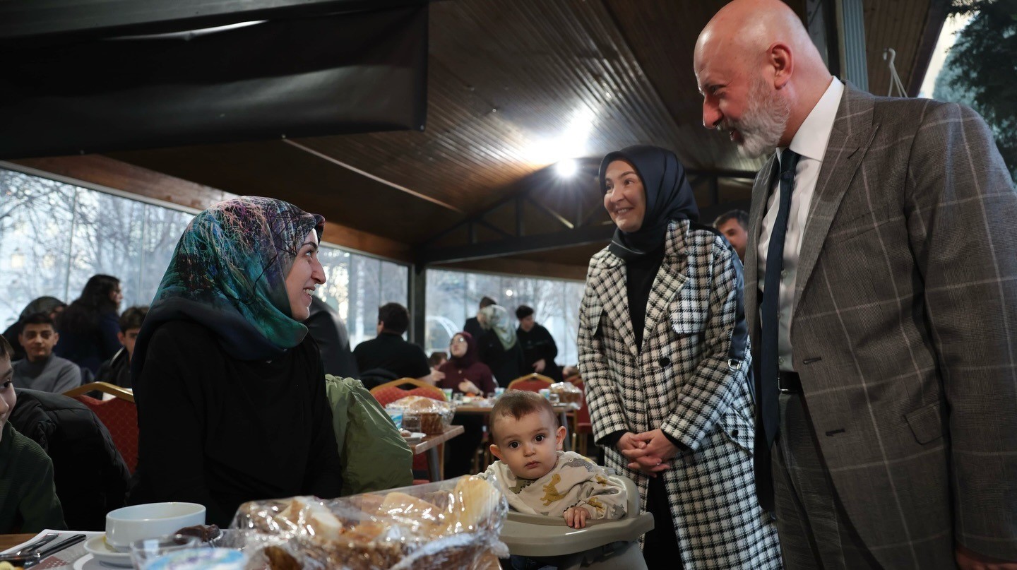 Başkan Çolakbayrakdar: "Ramazan’ın bereketiyle çalınmadık kapı, girilmedik gönül bırakmadık"
Başkan Çolakbayrakdar: "Ramazan’ın bereketiyle çalınmadık kapı, girilmedik gönül bırakmadık"
