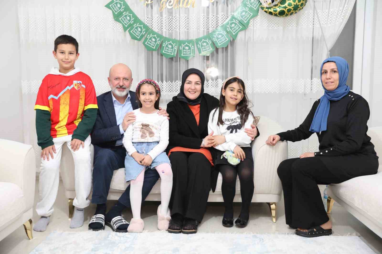 Başkan Çolakbayrakdar: "Ramazan’ın bereketiyle çalınmadık kapı, girilmedik gönül bırakmadık"
Başkan Çolakbayrakdar: "Ramazan’ın bereketiyle çalınmadık kapı, girilmedik gönül bırakmadık"