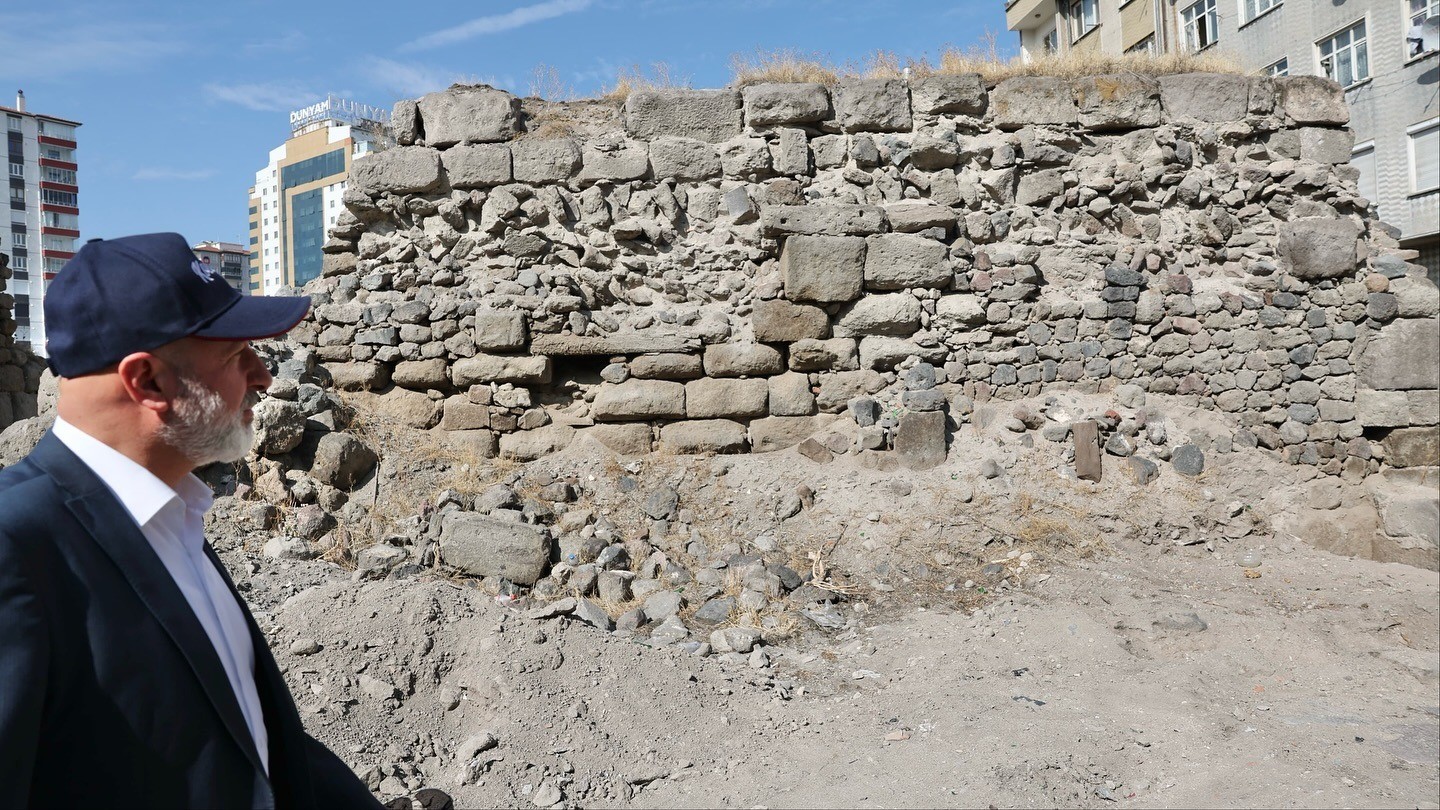 Başkan Çolakbayrakdar: "Şehrimizin ilk medresesi, şehir akademisi kimliğiyle yeniden hayat bulacak"
Başkan Çolakbayrakdar: "Şehrimizin ilk medresesi, şehir akademisi kimliğiyle yeniden hayat bulacak"