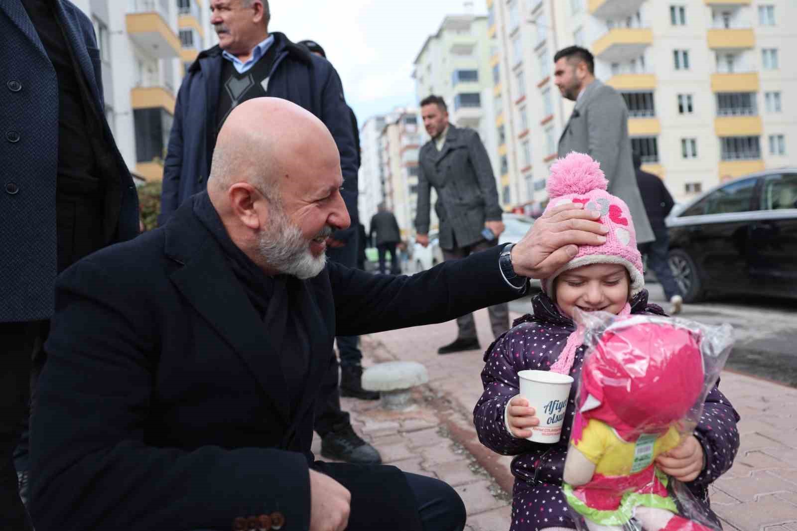 Başkan Çolakbayrakdar: "Soğuk günlerde gönülleri ısıtıyoruz"
Başkan Çolakbayrakdar: "Soğuk günlerde gönülleri ısıtıyoruz"