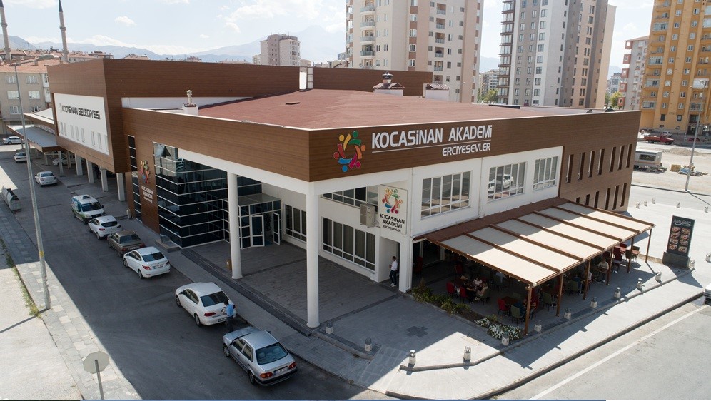 Başkan Çolakbayrakdar: Tesislerimizle hemşehrilerimizin hayatına ve Kocasinan’a değer katıyoruz"
Başkan Çolakbayrakdar: Tesislerimizle hemşehrilerimizin hayatına ve Kocasinan’a değer katıyoruz"