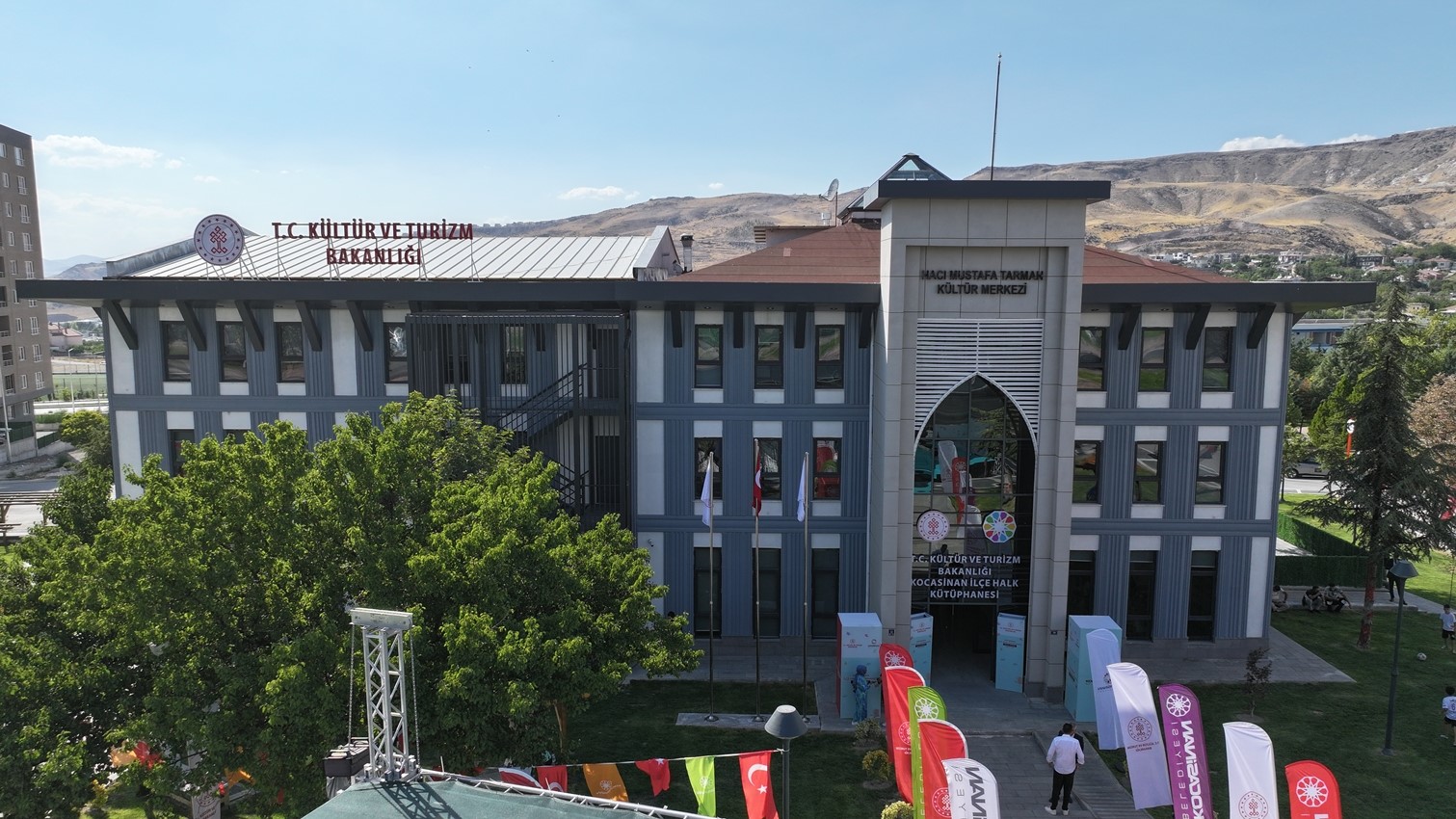 Başkan Çolakbayrakdar: Tesislerimizle hemşehrilerimizin hayatına ve Kocasinan’a değer katıyoruz"
Başkan Çolakbayrakdar: Tesislerimizle hemşehrilerimizin hayatına ve Kocasinan’a değer katıyoruz"
