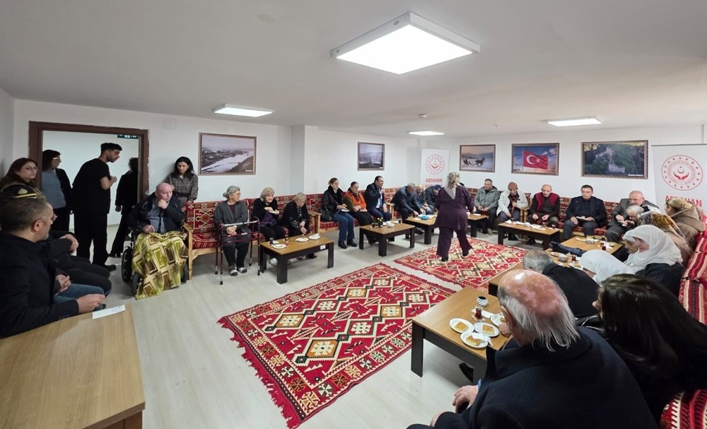 Başkan Demir, huzurevini ziyaret etti
