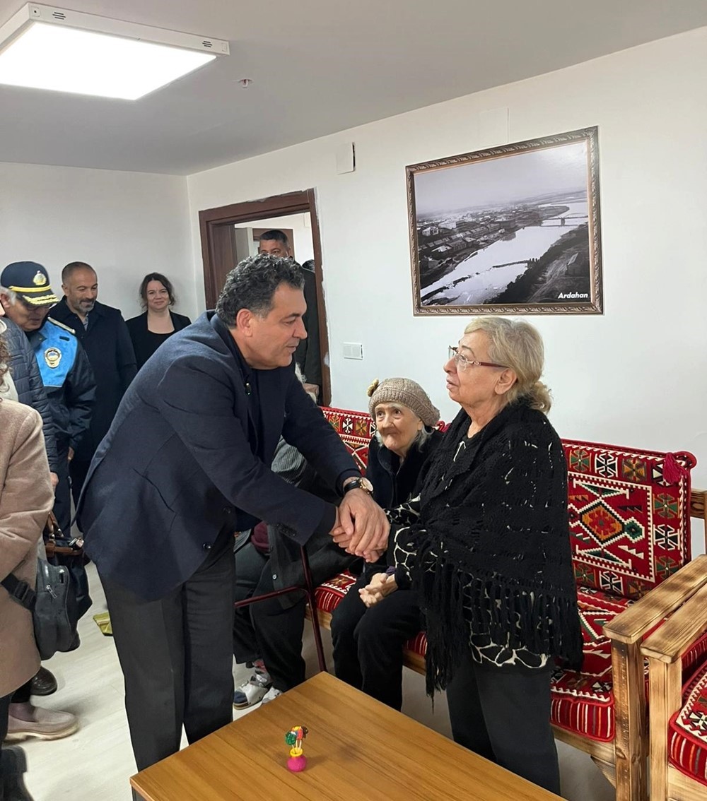 Başkan Demir, huzurevini ziyaret etti
