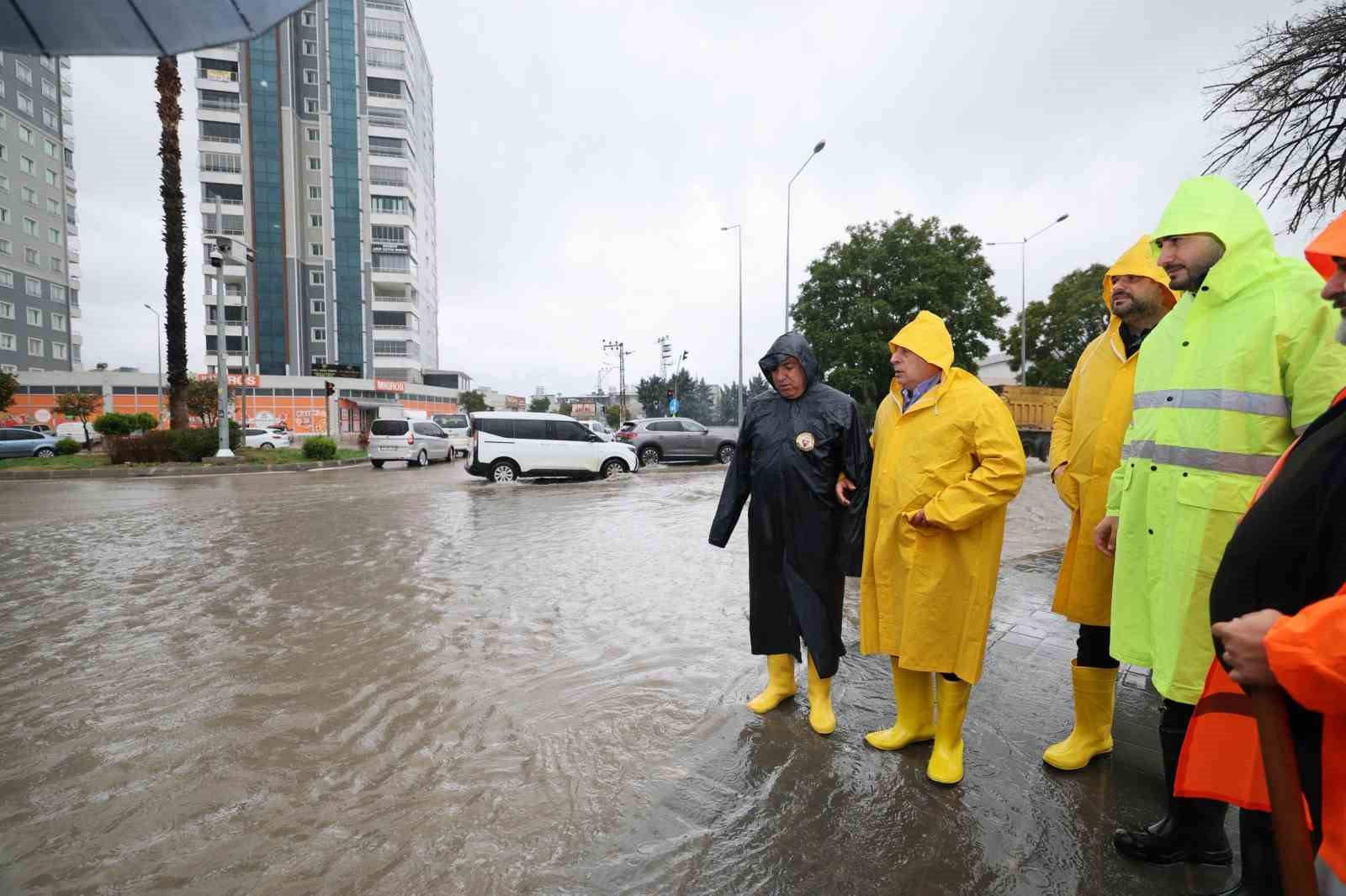 Başkan Demirçalı, yoğun sağanakta ekiplerle sahada
