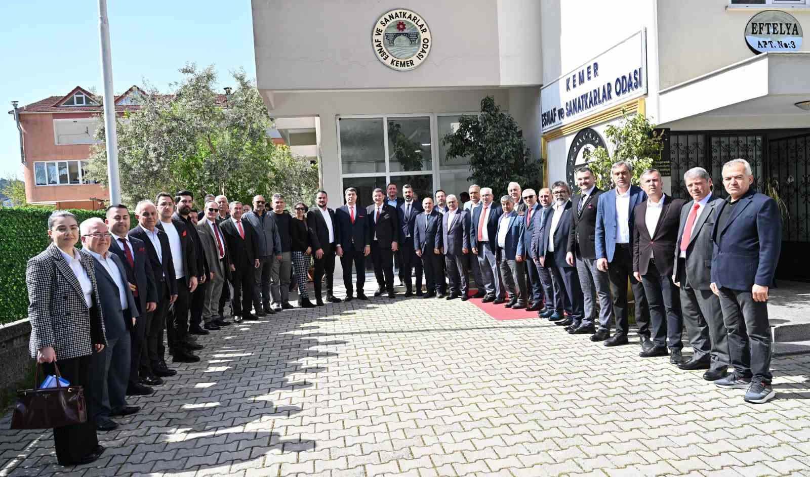 Başkan Dere seçim ziyaretlerine batı ilçelerden başladı
Başkan Dere seçim ziyaretlerine batı ilçelerden başladı