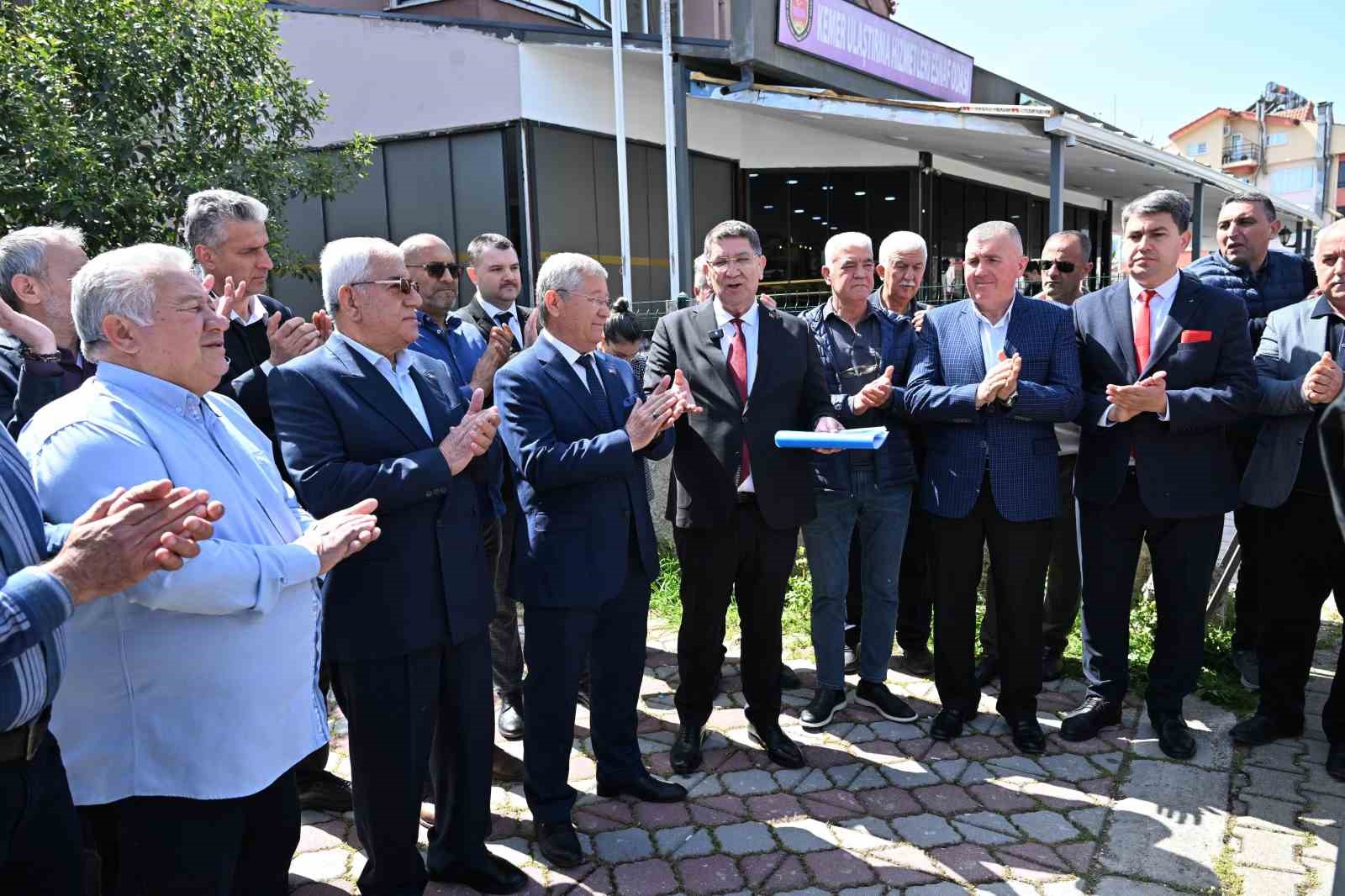 Başkan Dere seçim ziyaretlerine batı ilçelerden başladı
Başkan Dere seçim ziyaretlerine batı ilçelerden başladı