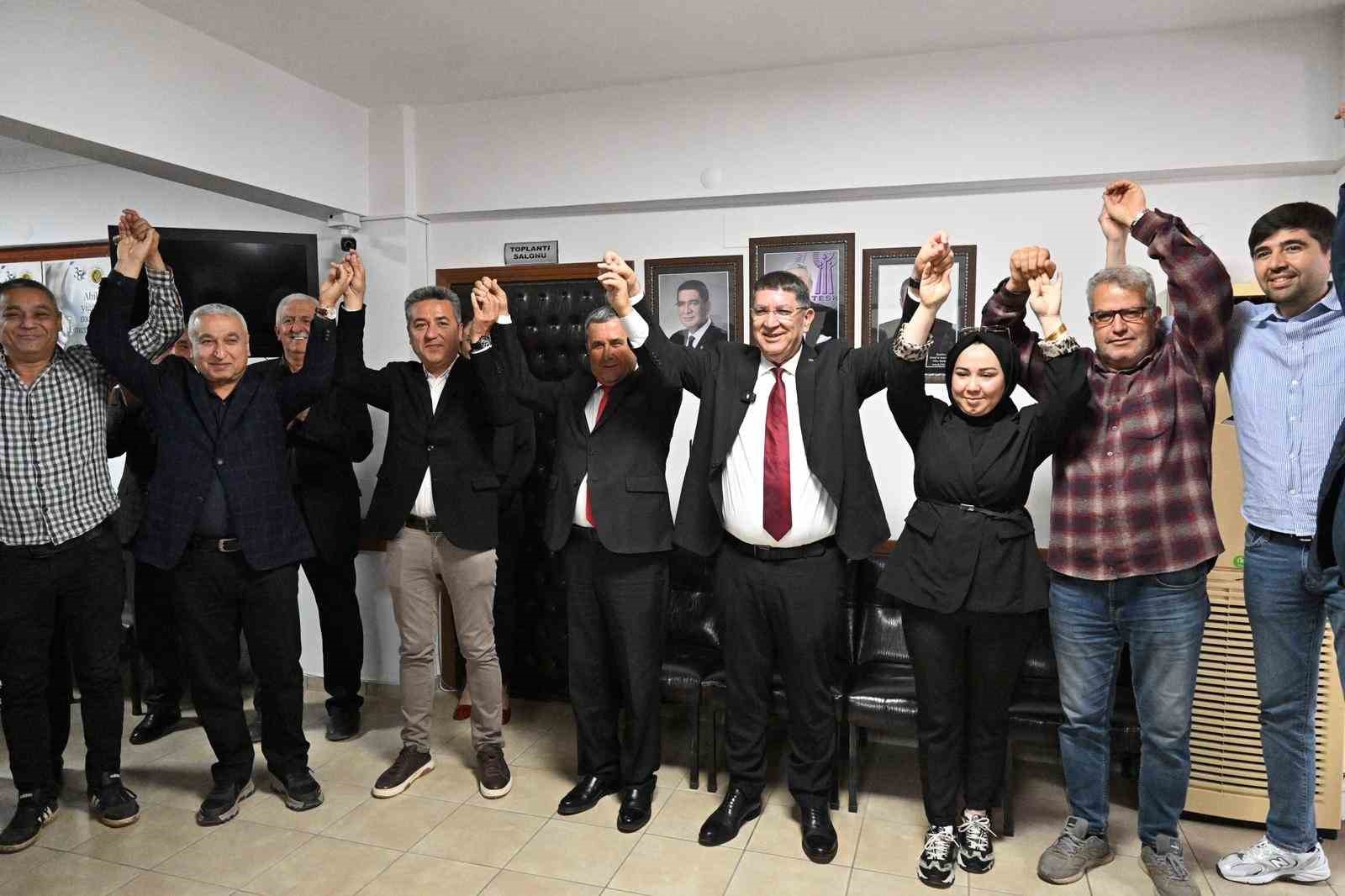 Başkan Dere seçim ziyaretlerine batı ilçelerden başladı
Başkan Dere seçim ziyaretlerine batı ilçelerden başladı