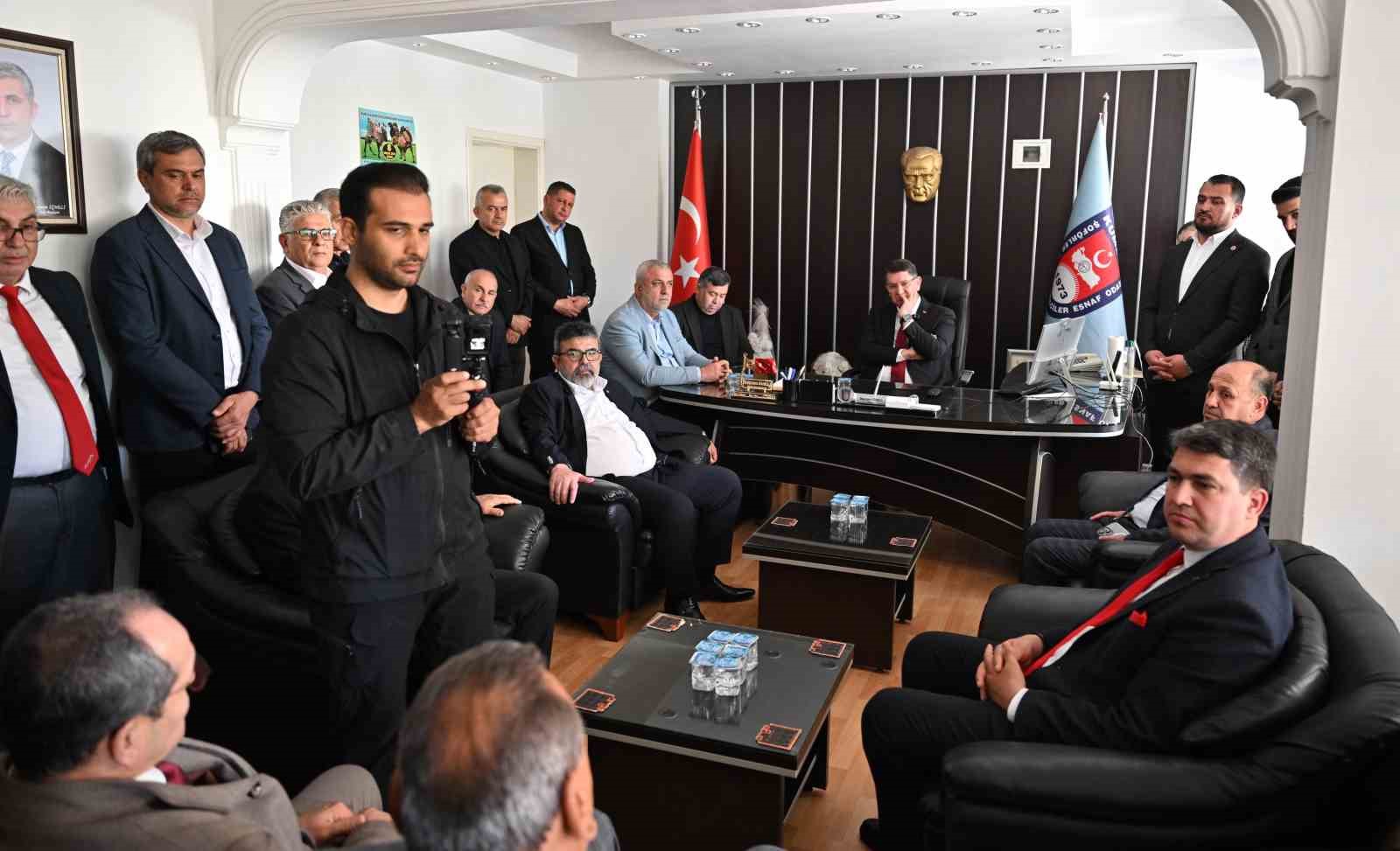 Başkan Dere seçim ziyaretlerine batı ilçelerden başladı
Başkan Dere seçim ziyaretlerine batı ilçelerden başladı