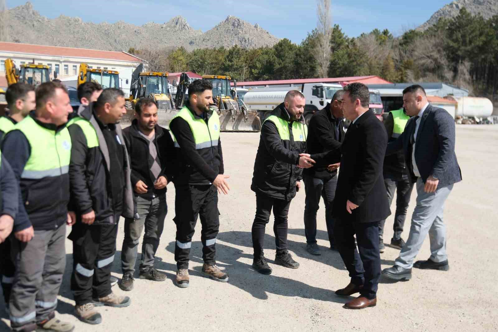 Başkan Dökmeci’den yüzleri güldüren bayram ikramiyesi
