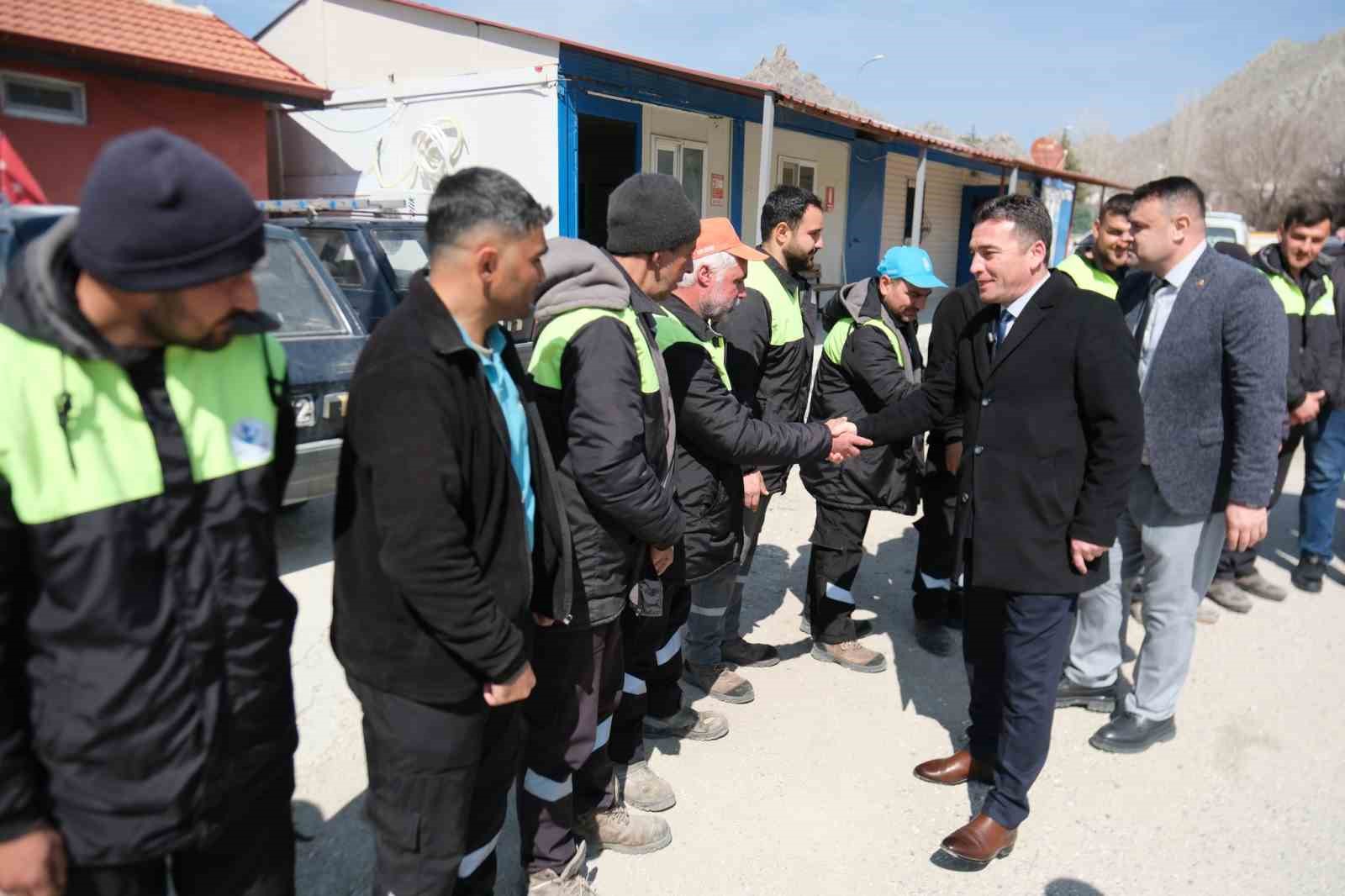 Başkan Dökmeci’den yüzleri güldüren bayram ikramiyesi
