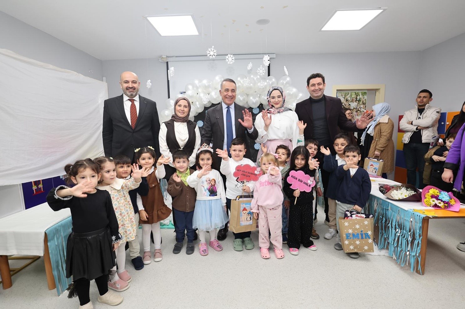 Başkan Dursun çocukların karne heyecanını paylaştı
