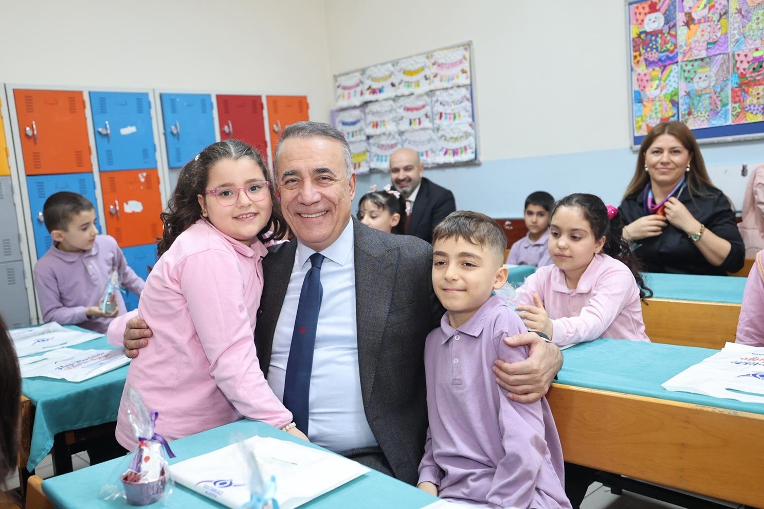 Başkan Dursun çocukların karne heyecanını paylaştı
