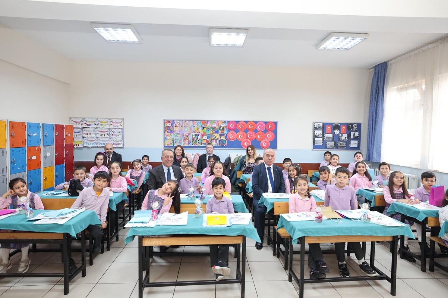 Başkan Dursun çocukların karne heyecanını paylaştı
