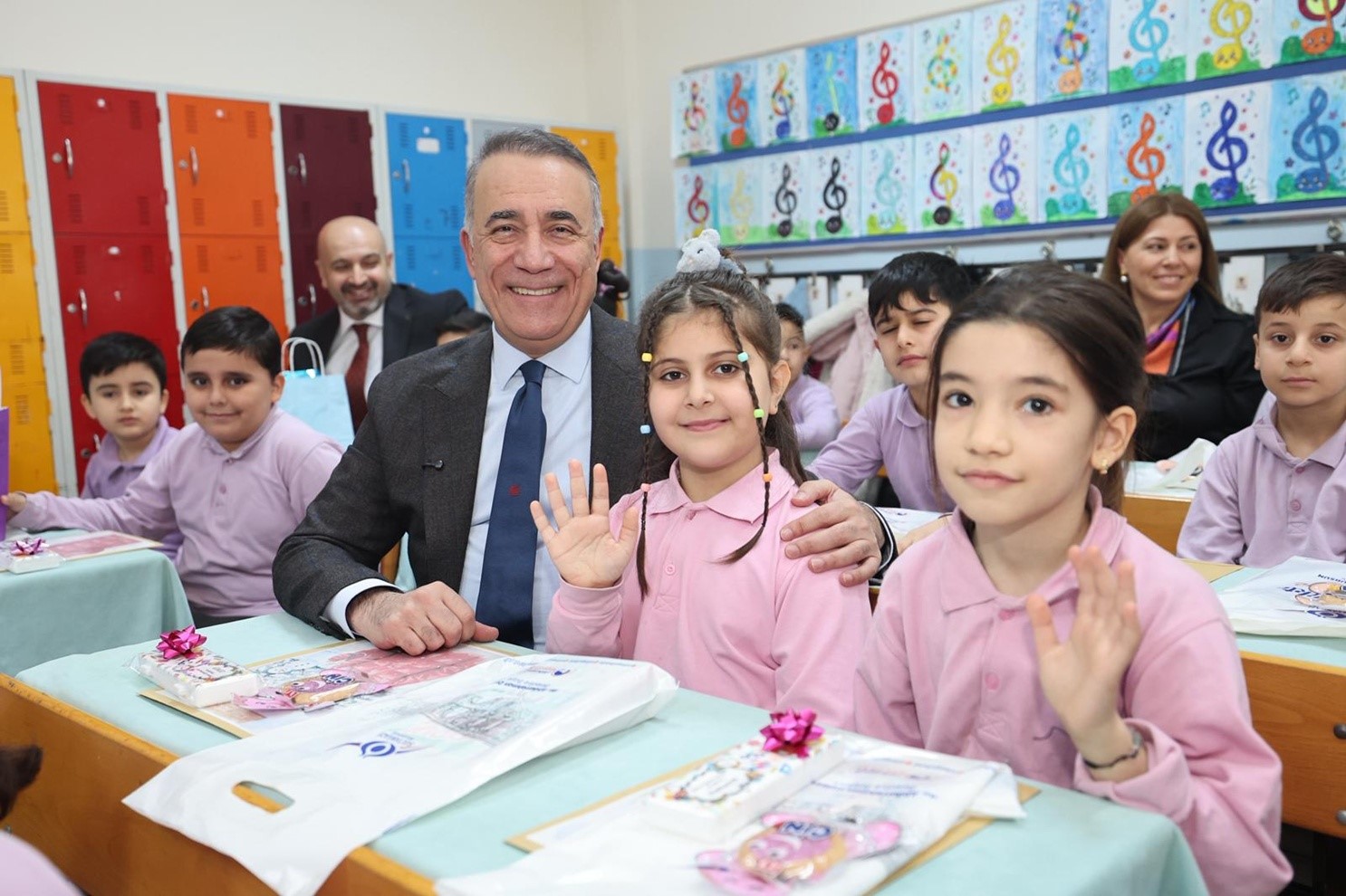 Başkan Dursun çocukların karne heyecanını paylaştı
