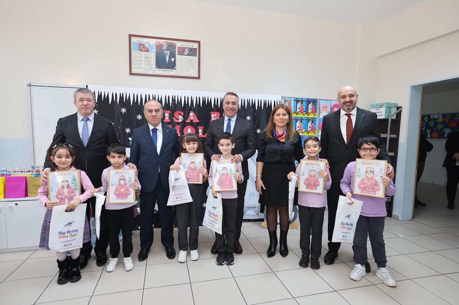 Başkan Dursun çocukların karne heyecanını paylaştı
