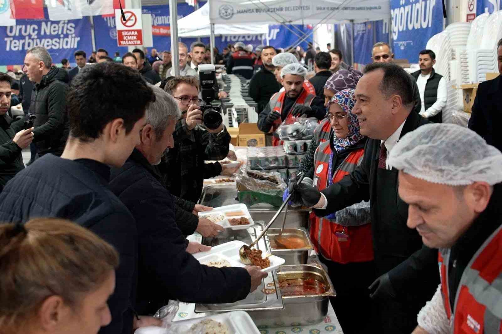 Başkan Dutlulu binlerce Manisalıyla iftar sofrasında buluştu
Başkan Dutlulu binlerce Manisalıyla iftar sofrasında buluştu