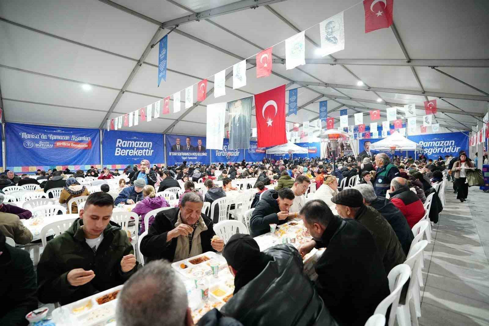 Başkan Dutlulu binlerce Manisalıyla iftar sofrasında buluştu
Başkan Dutlulu binlerce Manisalıyla iftar sofrasında buluştu