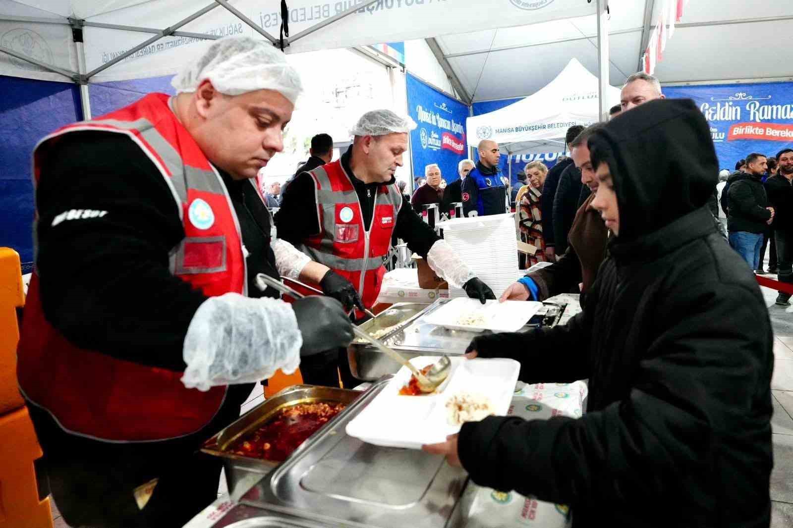 Başkan Dutlulu binlerce Manisalıyla iftar sofrasında buluştu
Başkan Dutlulu binlerce Manisalıyla iftar sofrasında buluştu