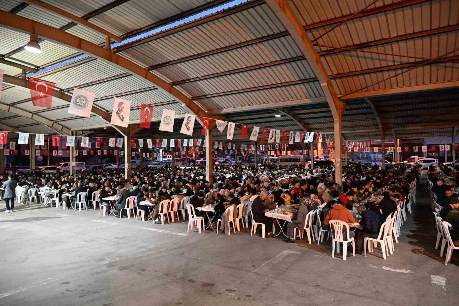 Başkan Dutlulu Gölmarmaralılarla iftar sofrasında buluştu
Başkan Dutlulu Gölmarmaralılarla iftar sofrasında buluştu