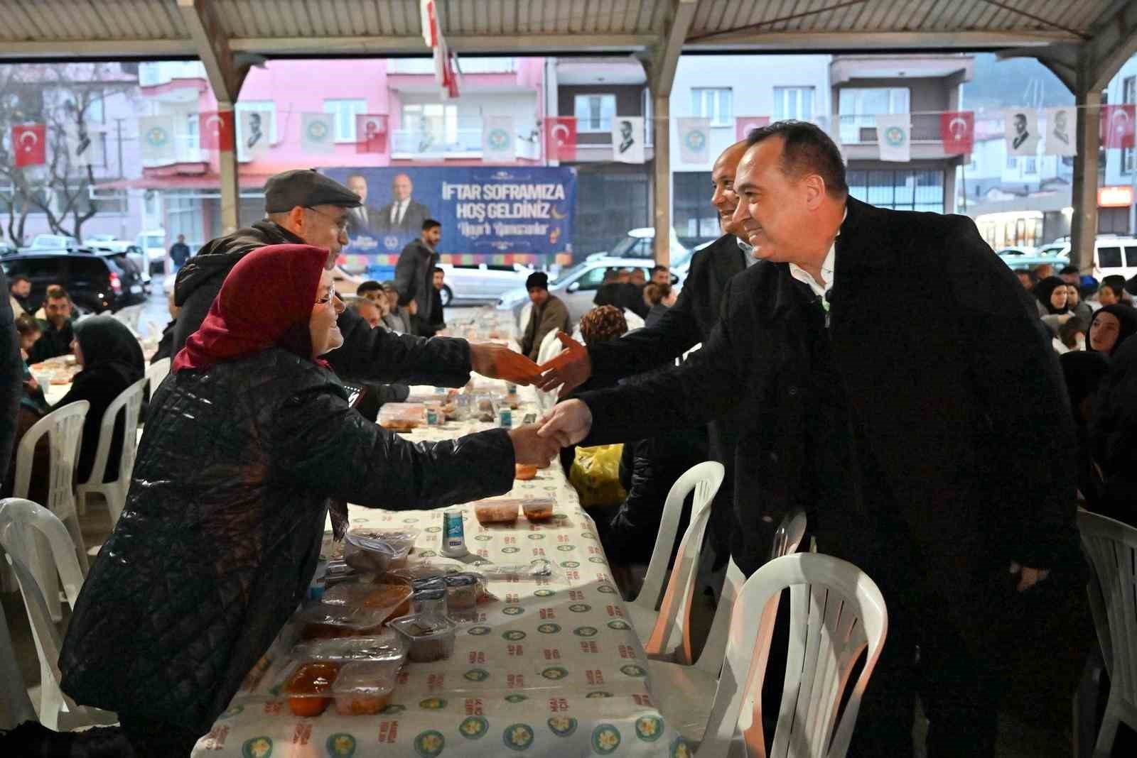 Başkan Dutlulu Gölmarmaralılarla iftar sofrasında buluştu
Başkan Dutlulu Gölmarmaralılarla iftar sofrasında buluştu