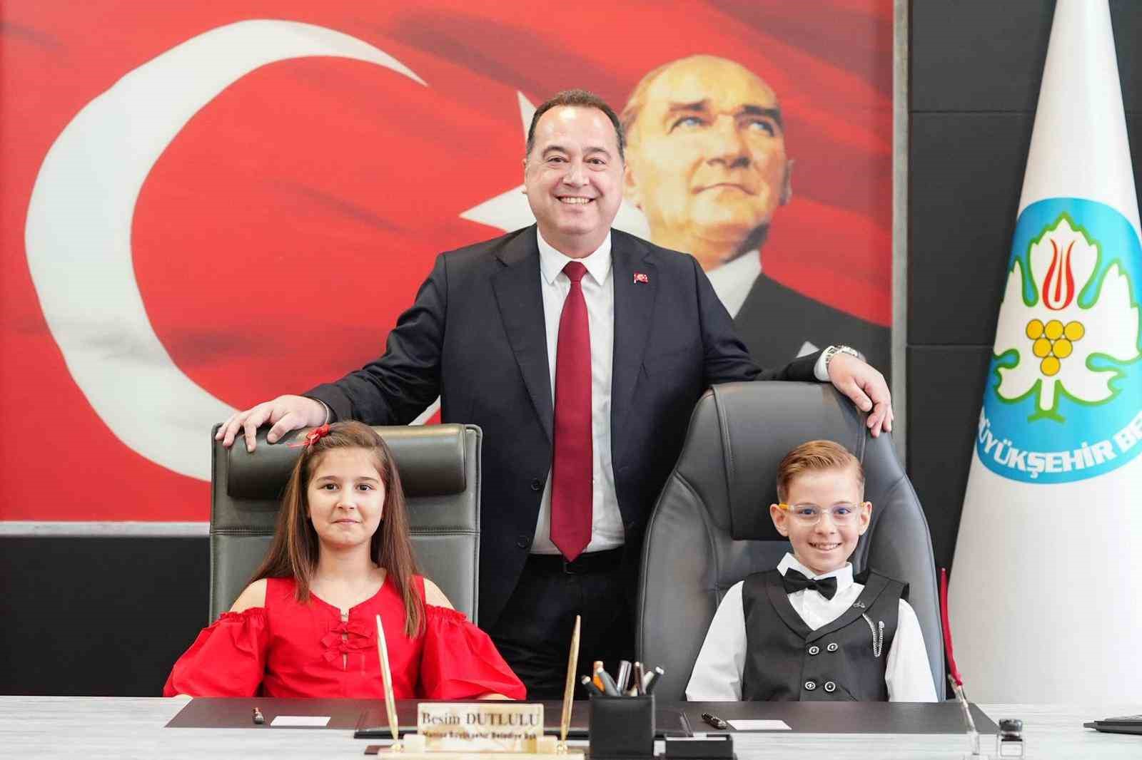Başkan Dutlulu koltuğunu çocuklara emanet etti
