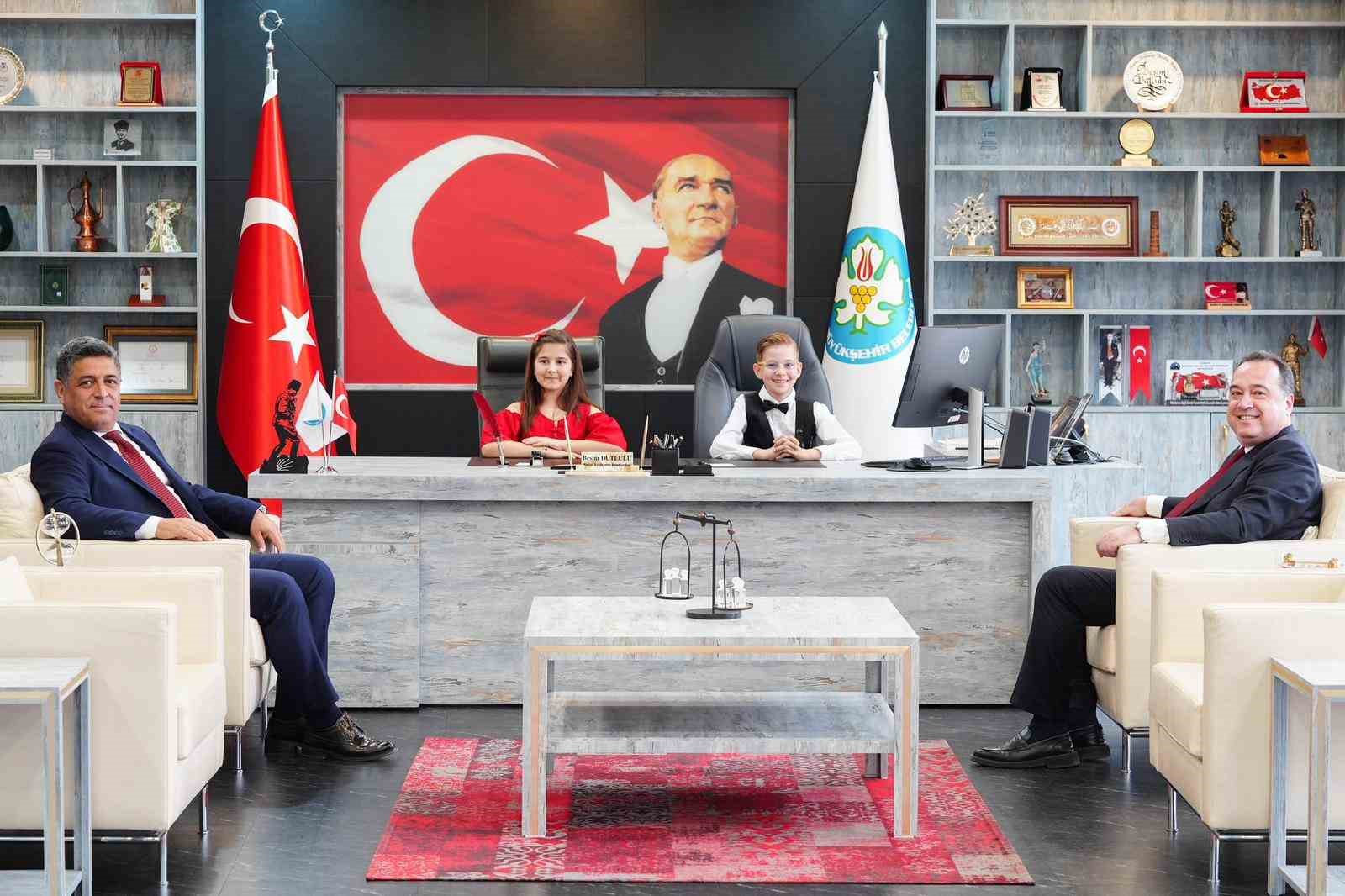 Başkan Dutlulu koltuğunu çocuklara emanet etti
