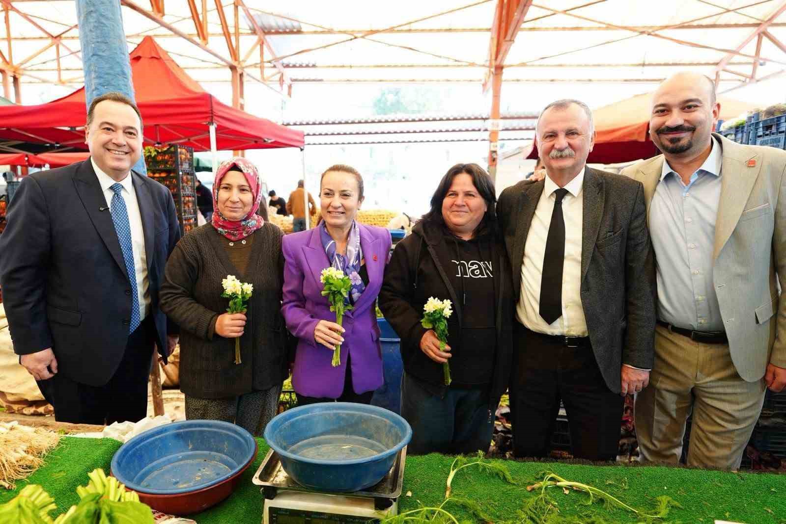Başkan Dutlulu’dan 8 Mart’a çiçekli kutlama
