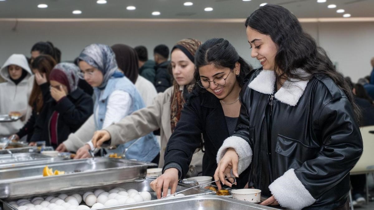 Başkan Er ile Rektör Akpolat sahur programında öğrencilerle bir araya geldi
