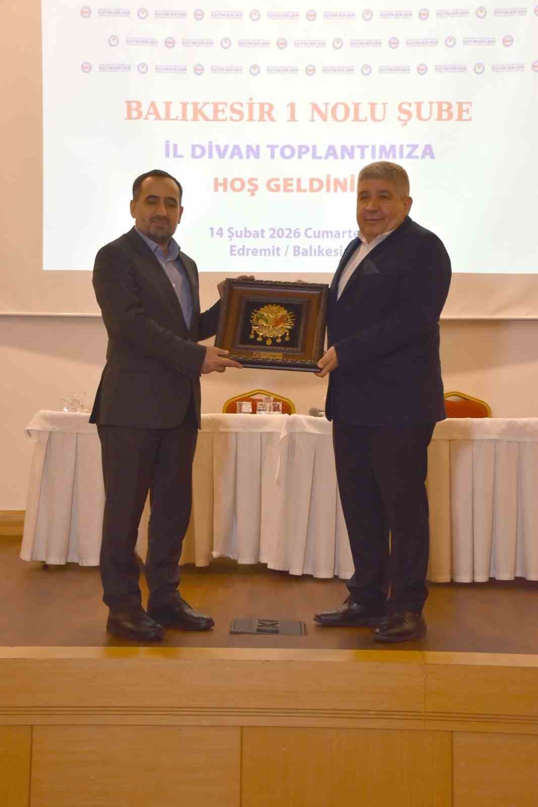 Başkan Ercan Kurter, meslek kanununa dikkat çekti
Başkan Ercan Kurter, meslek kanununa dikkat çekti