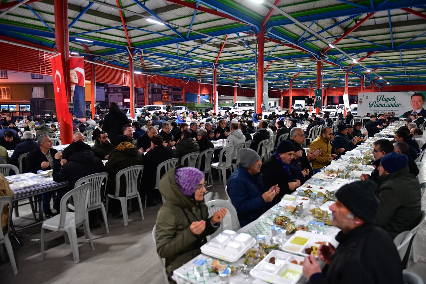 Başkan Erkan Aydın Panayır’da vatandaşlarla gönül sofrasında buluştu

