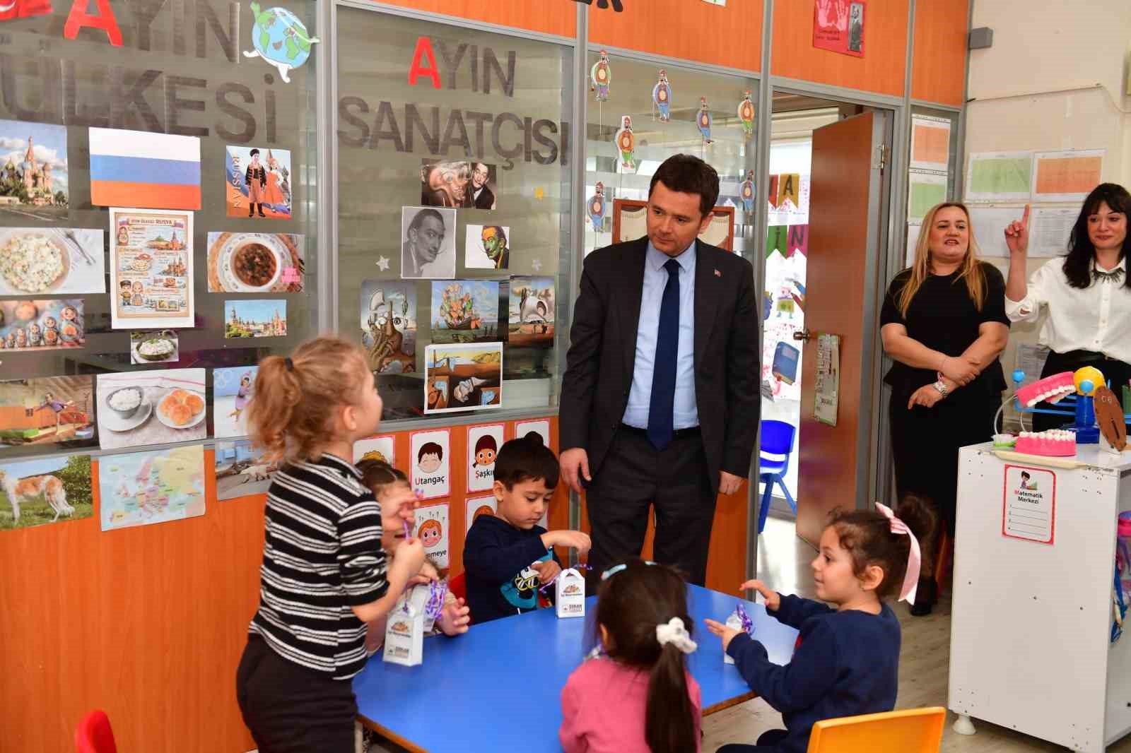 Başkan Erkan Aydın’dan çocuklara bayram ziyareti
