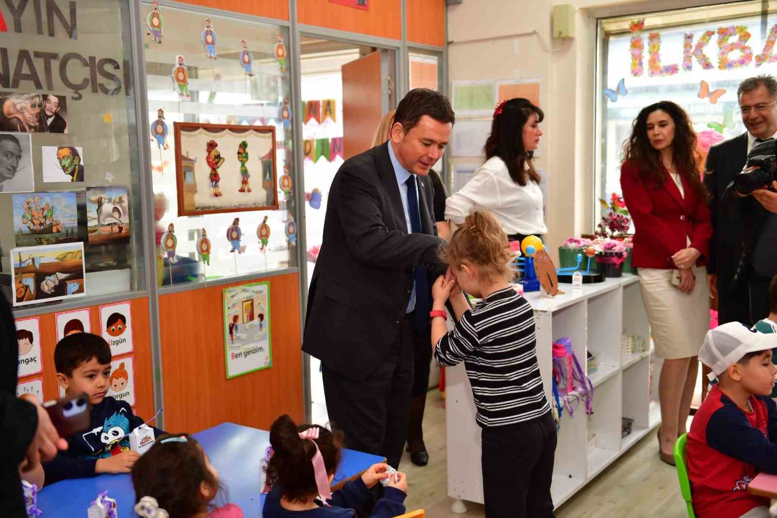 Başkan Erkan Aydın’dan çocuklara bayram ziyareti
