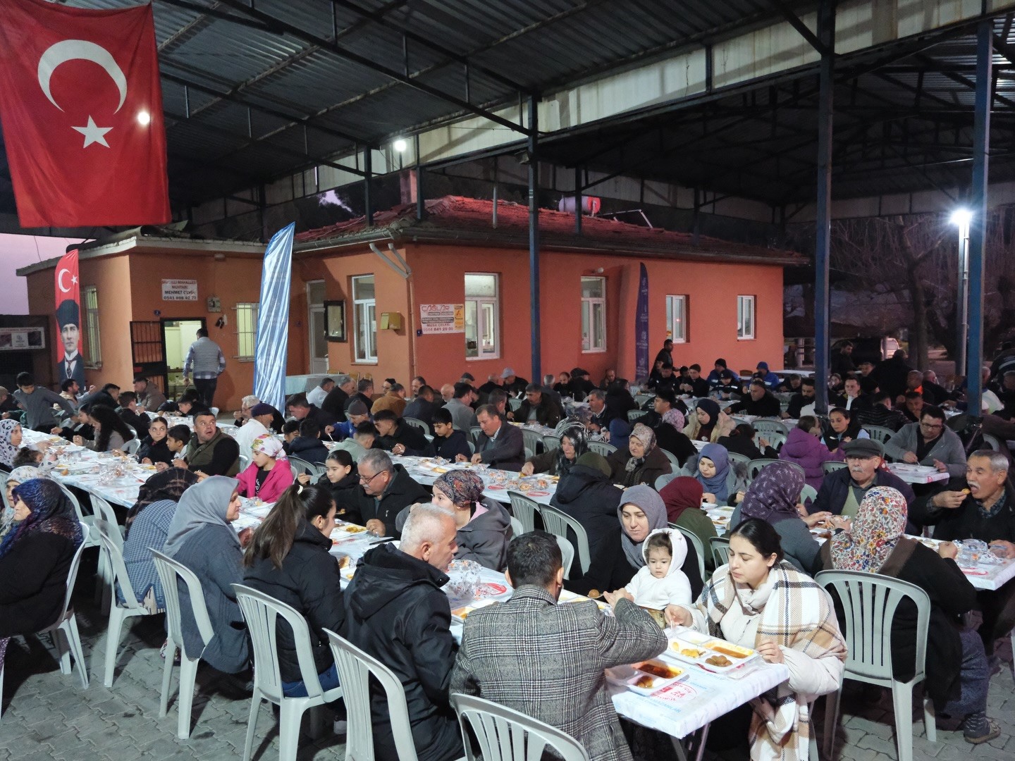 Başkan Erol ilk iftarını vatandaşlarla açtı
