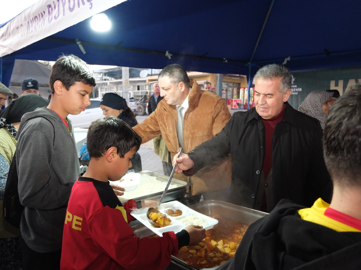 Başkan Erol ilk iftarını vatandaşlarla açtı
