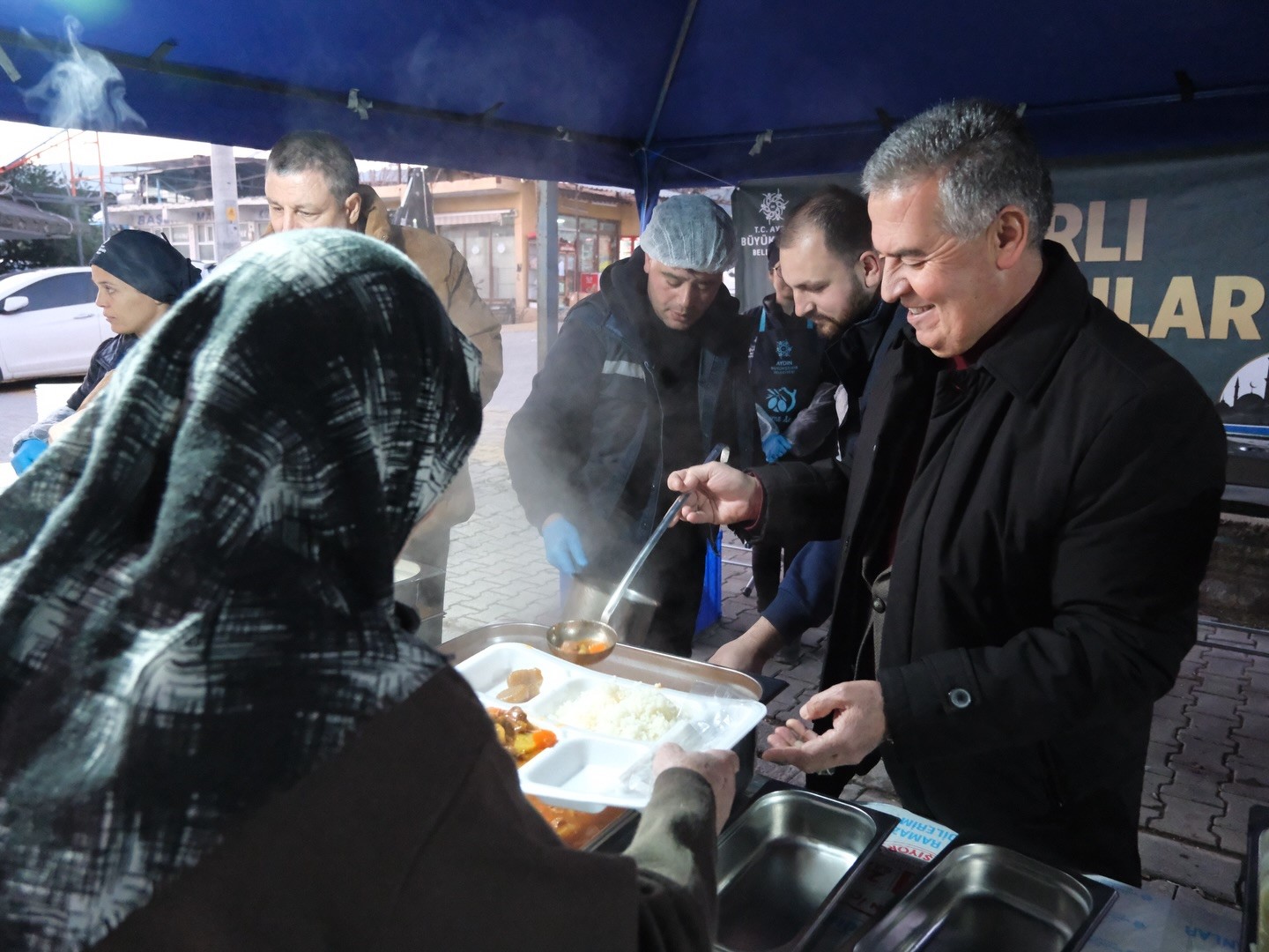 Başkan Erol ilk iftarını vatandaşlarla açtı
