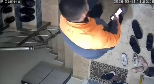 Başkan Erol, Türk Bayrağı’nı yerde bırakmayan kuryeyi ödüllendirdi
